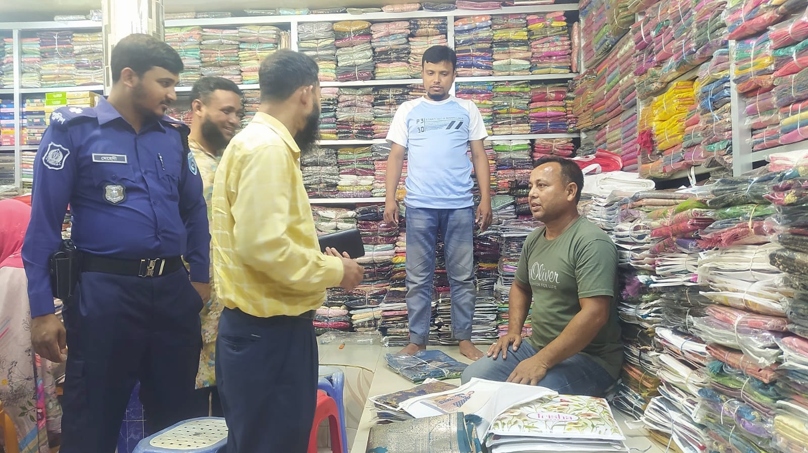 ইন্ডিয়ান বলে দেশীয় শাড়ি-থ্রি-পিস বিক্রি হিলি বাজারে ভোক্তা অধিকার অভিযানে জরিমানা